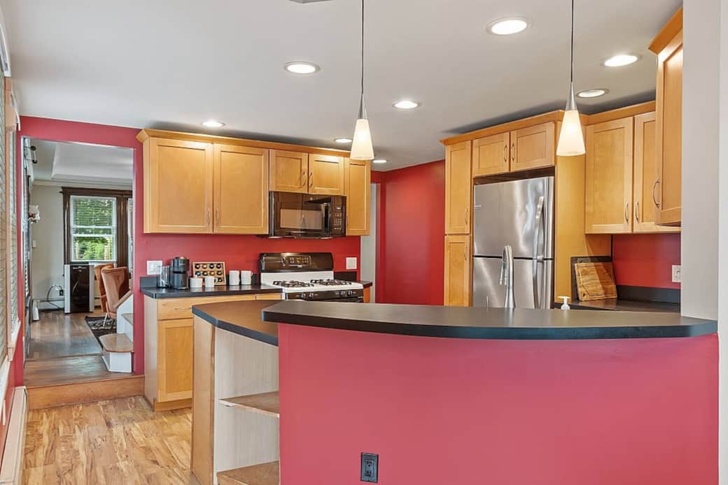 (Breakfast bar now has two stools) Fully stocked kitchen!