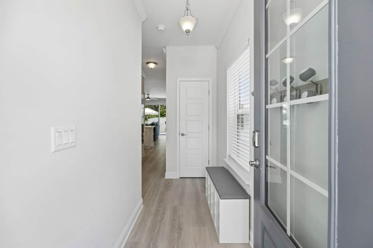 3462 1st Ave - Entry Way