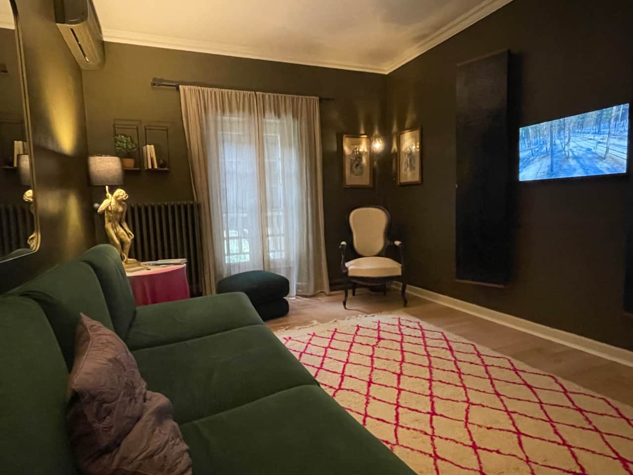 Salon Suite Acacia, TV ouvert