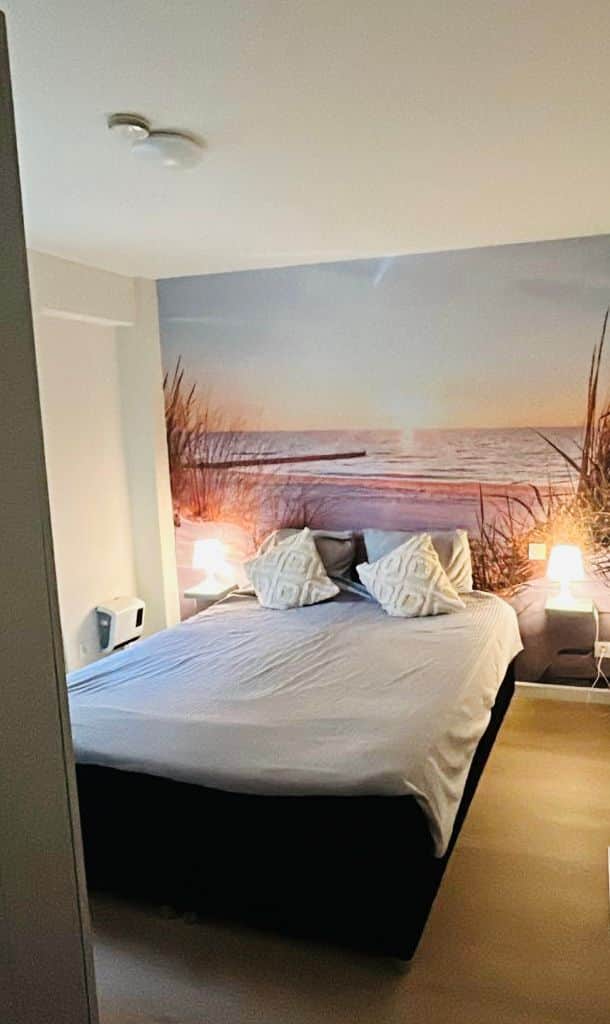 Slaapkamer met comfortabel bed (1,60m) en praktische kleerkast.
