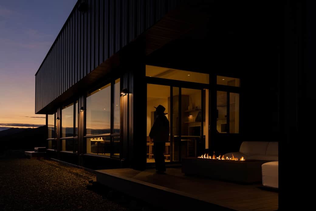 Double the glow. The indoor hearth echoes the outdoor fire table, handcrafted for the view. Double the glow. The indoor hearth echoes the outdoor fire table, handcrafted for the view.