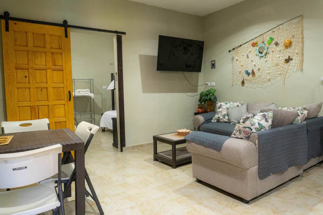 Puerta que conduce a la primera habitación con 4 camas: 2 tamaño individual y 2 tamaño matrimonial. Mesa auxiliar para comer o jugar algun juego de mesa (disponibles en la renta). Puerta que conduce a la primera habitación con 4 camas: 2 tamaño individual y 2 tamaño matrimonial. Mesa auxiliar para comer o jugar algun juego de mesa (disponibles en la renta).