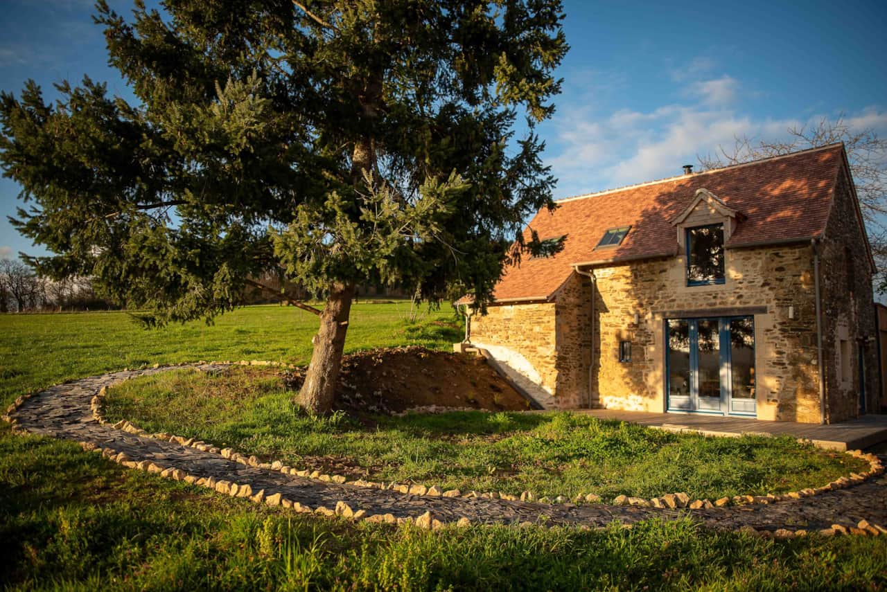 Outside view of the little barn at l'Écrin de Saint Léo 