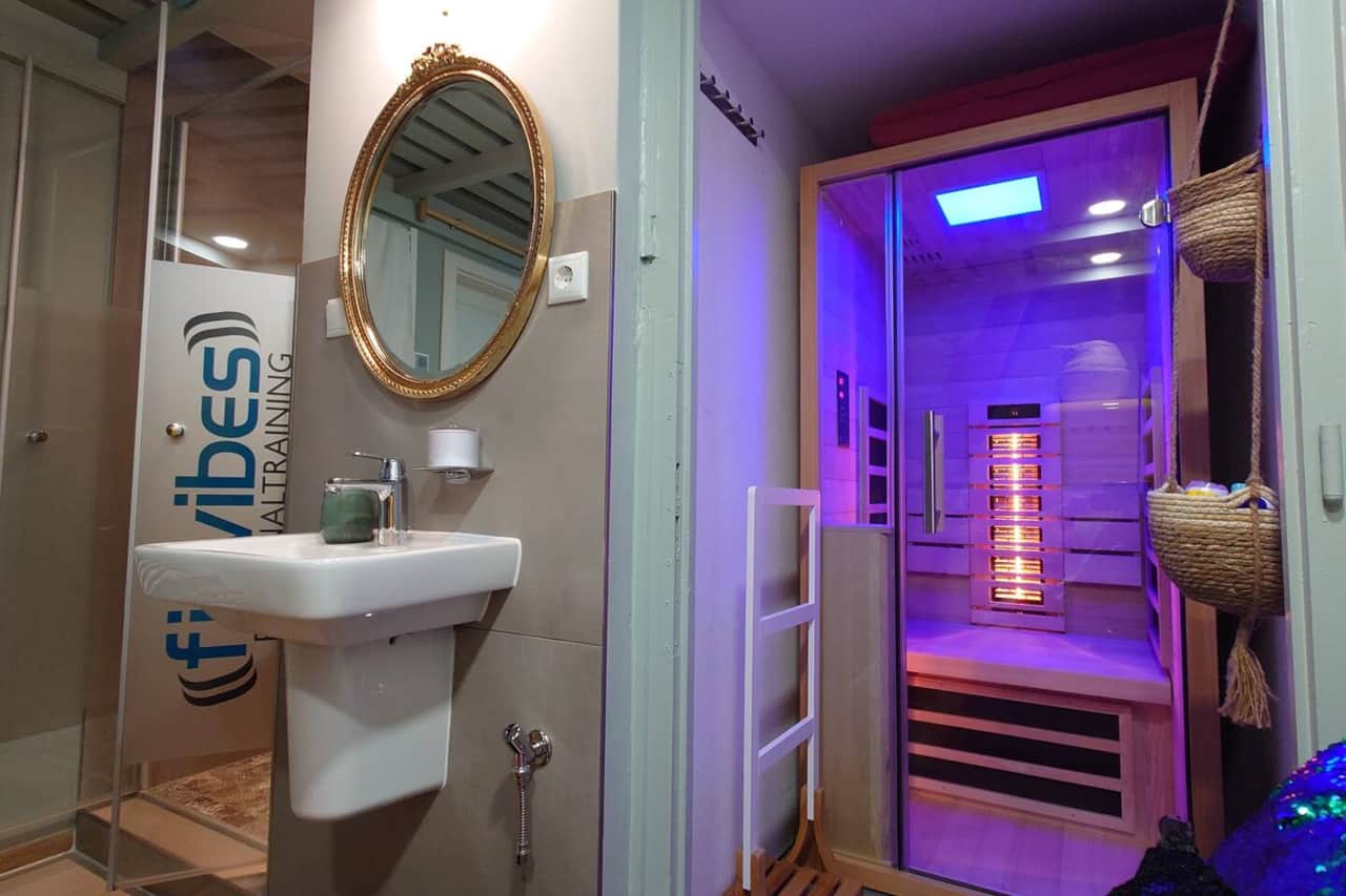 luxuriöses Bad mit Infrarotsauna