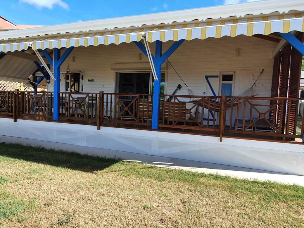 La grande terrasse avec le salon de jardin, les hamacs ( 3 sont disponibles), la grande table et sur la petite terrasse le cardio -training pour les sportifs!