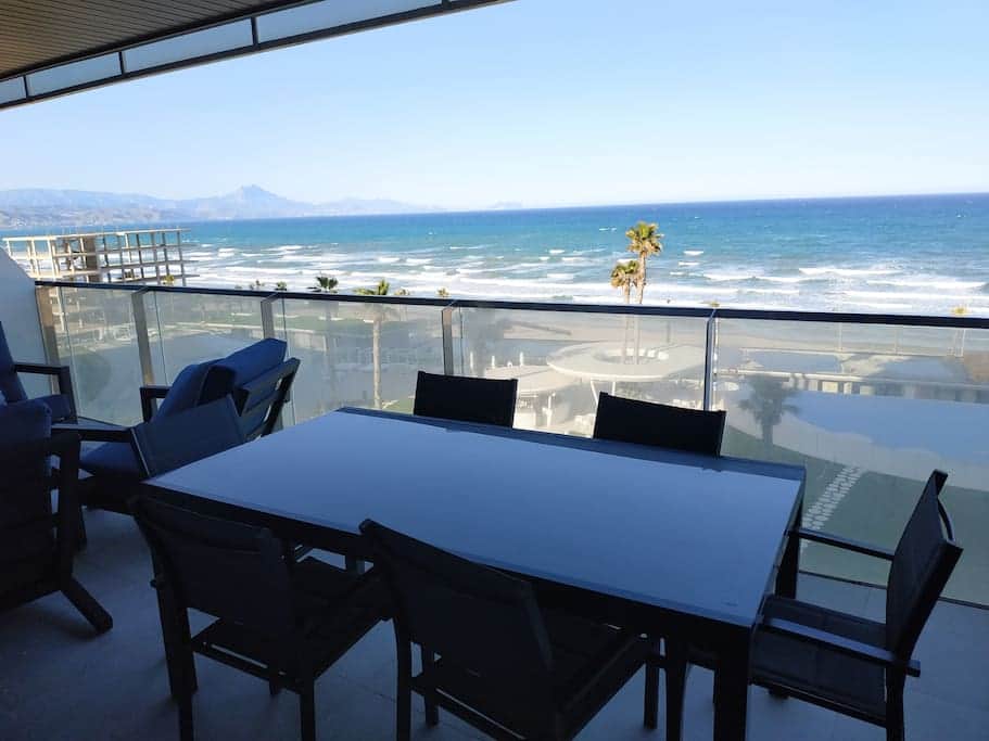 Área terraza con mesa de comedor. Seis plazas extensible a ocho plazas.
