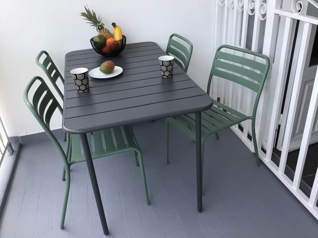 Terrasse ventilée, vous y goûterez la fraîcheur des débuts de soirée de Pointe-à-Pitre.