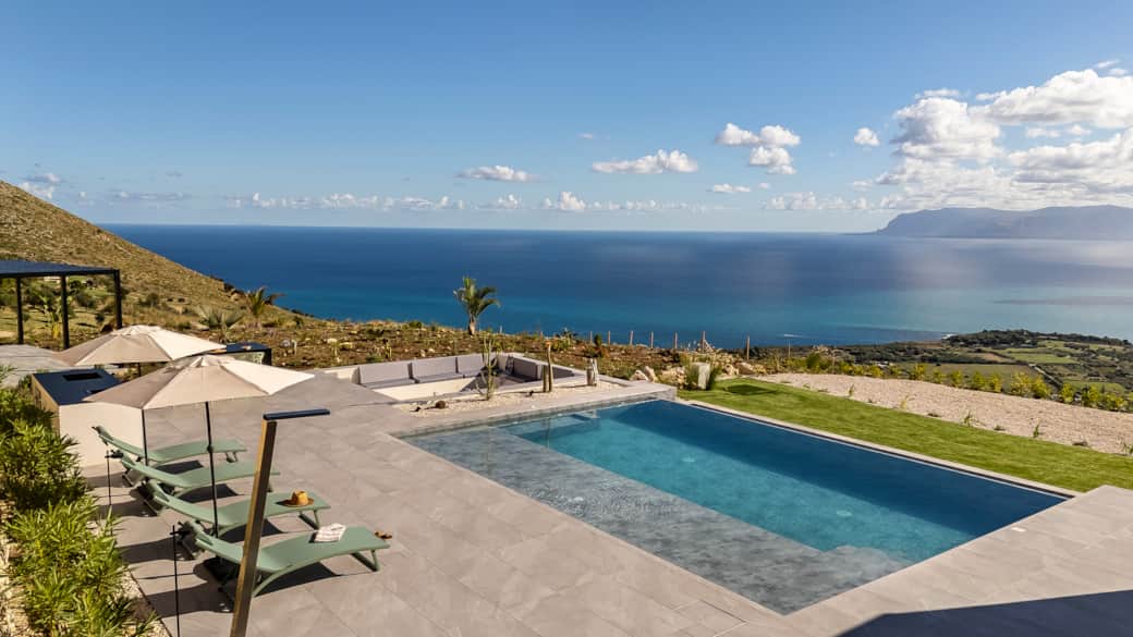 Infinity pool with sea view