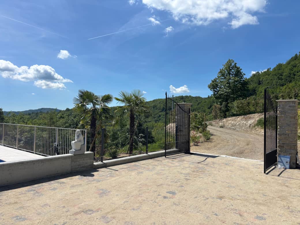 PINI - Bau - Blick auf die Strasse vor dem Haus