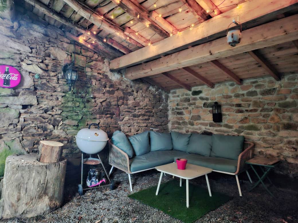 Espace détente et de convivialité extérieur à 5m de la cuisine et de la plancha !