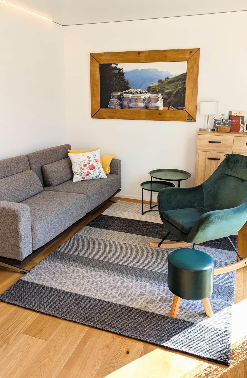 Wohnzimmer mit Couch und Schaukelstuhl Wohnzimmer mit Couch und Schaukelstuhl