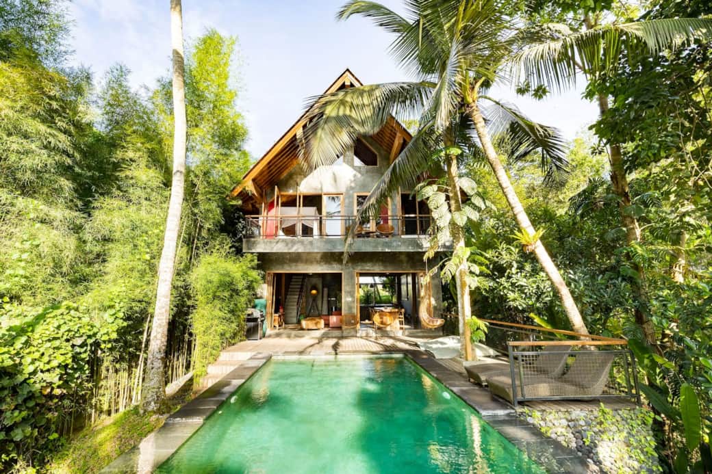 Open wooden terrace overlooking the jungle canopy – peaceful Ubud hideaway