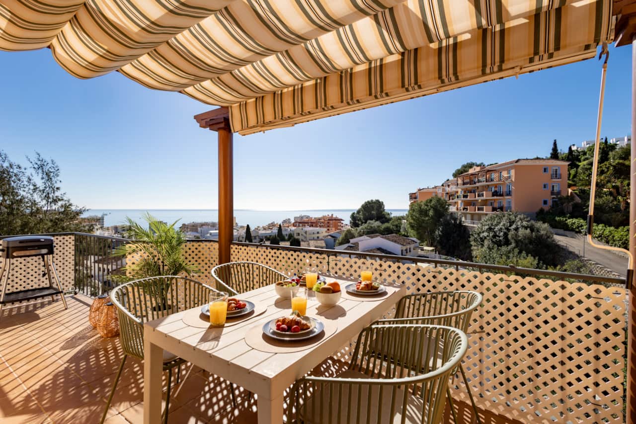 Covered terrace with dining area sea vie