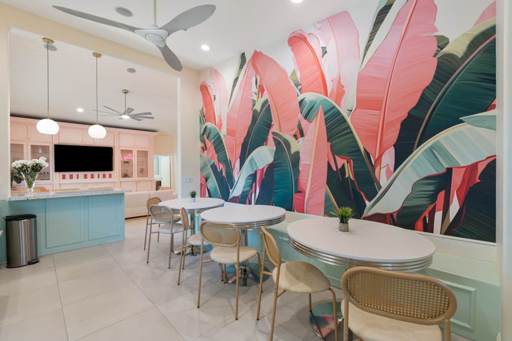 Dine in timeless pink-and-palm perfection Dine in timeless pink-and-palm perfection
