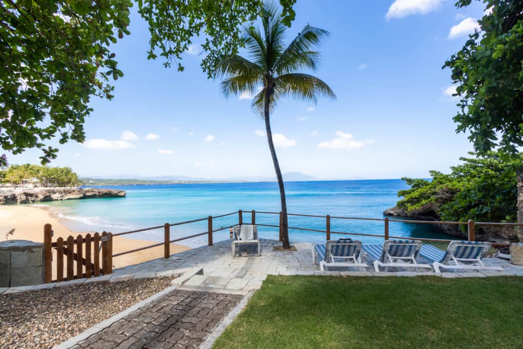 Direct access to the sandy beach