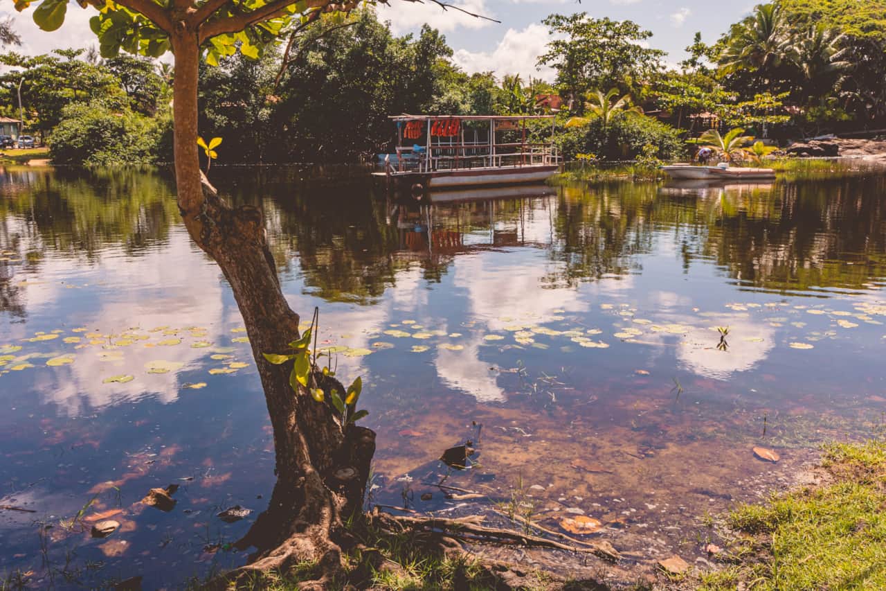 Casa localizada entre mar e rio