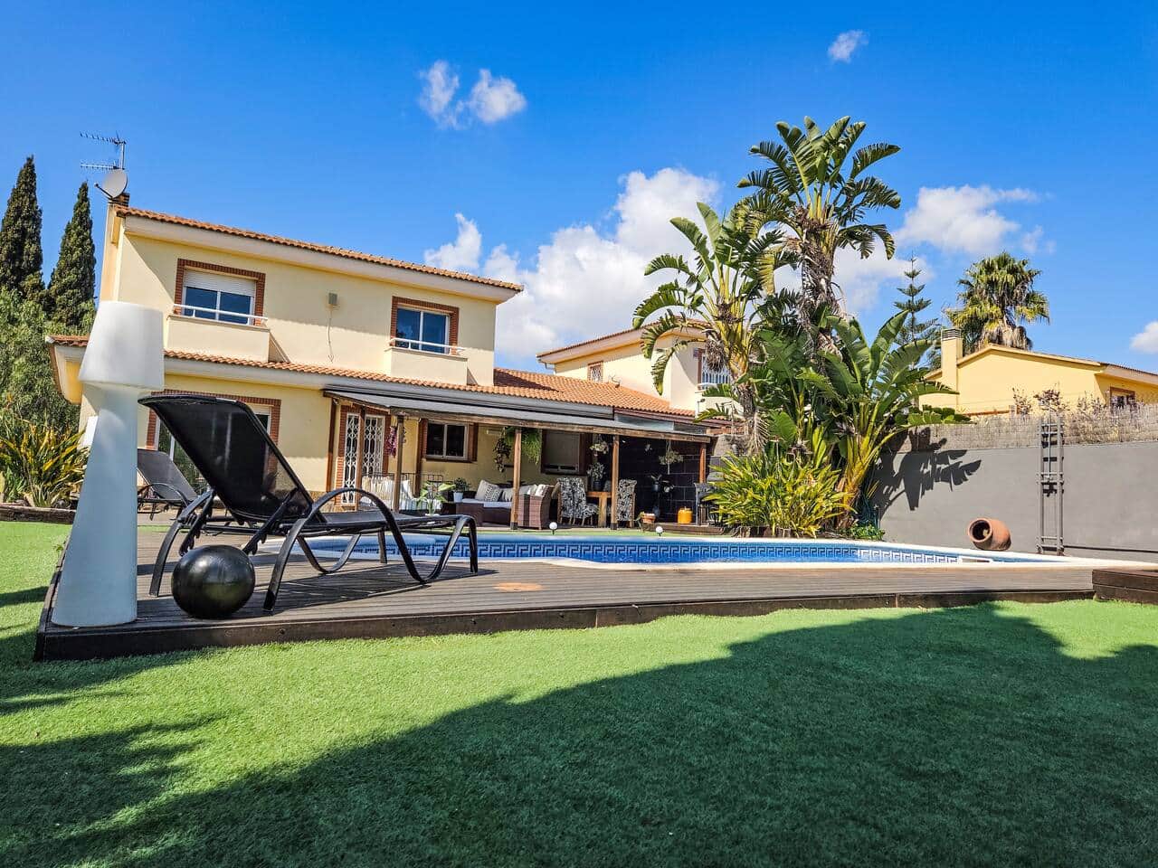 The villa and grounds, reserved exclusively for your stay