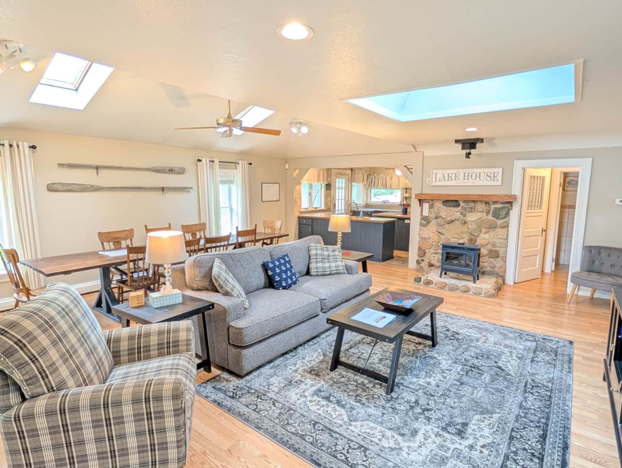 Captain's Quarters - Living Room