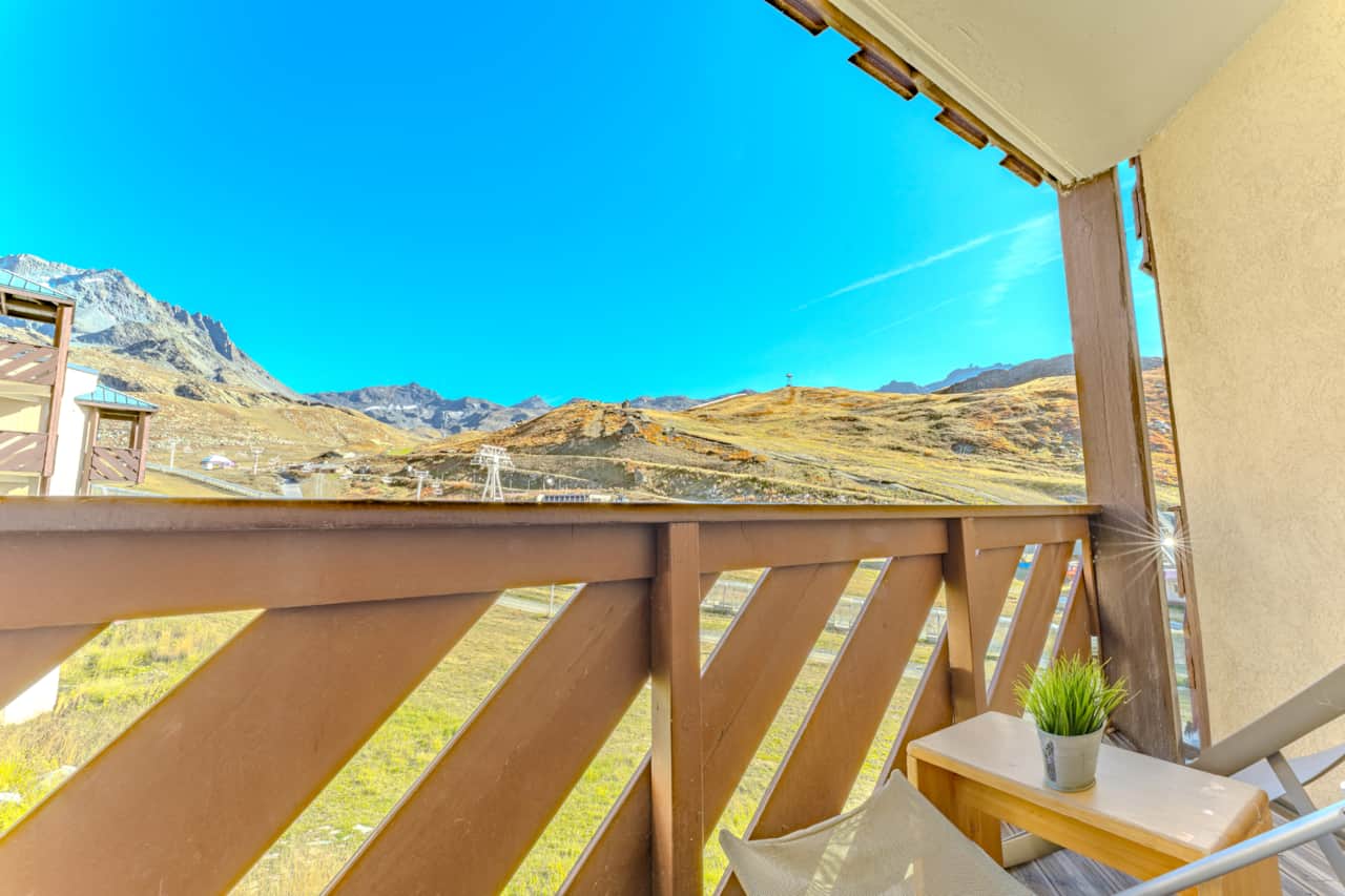 Panorama montagne depuis le balcon en bois — Blue Mountain, Val Thorens