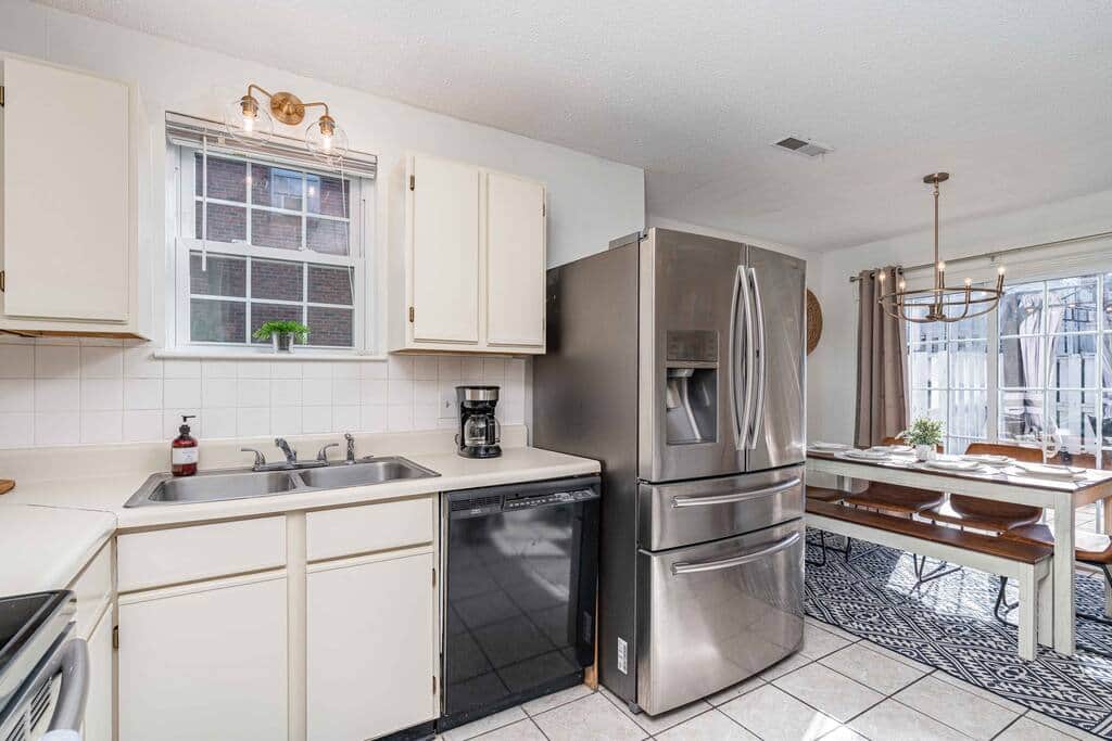 Kitchen w/dishwasher, fridge, disposal, microwave Kitchen w/dishwasher, fridge, disposal, microwave