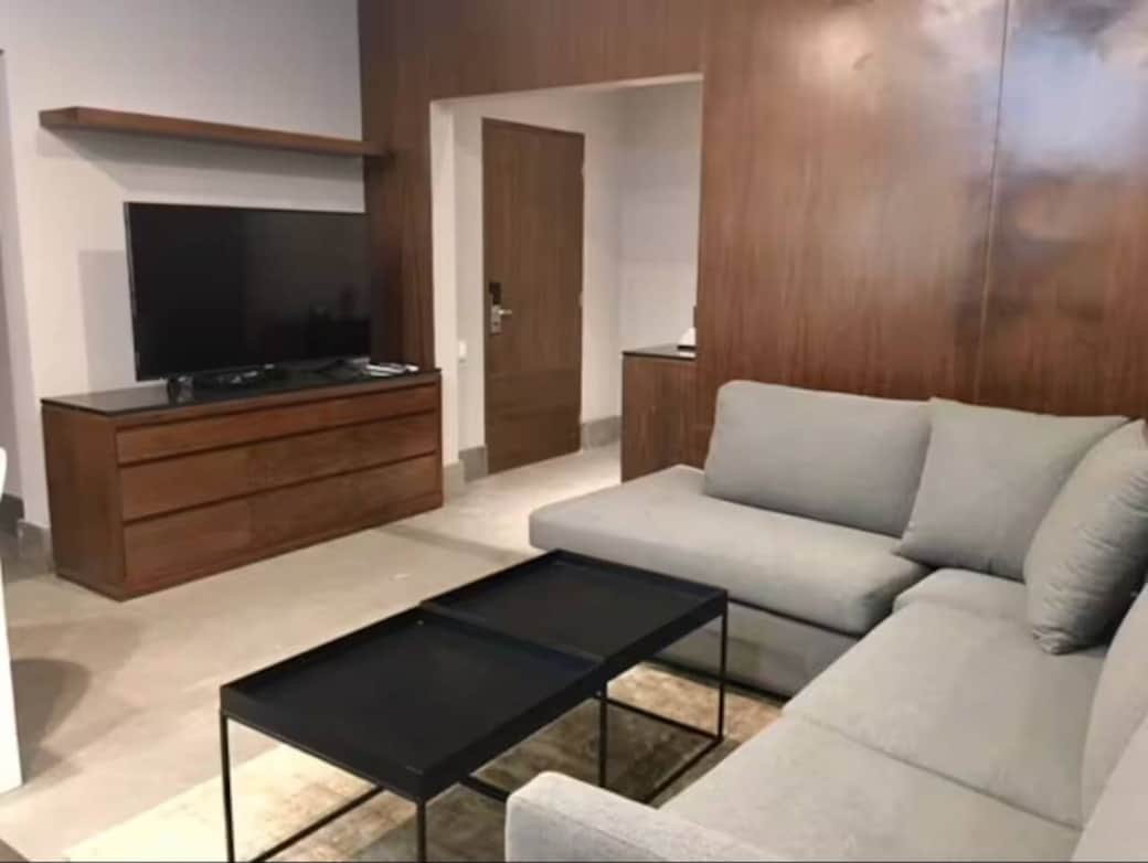 Sala con sillones en L frente Smart TV