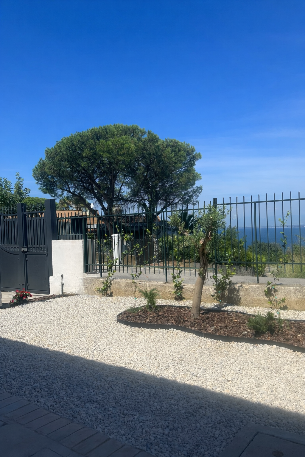 Entrance area with a view towards the harbor