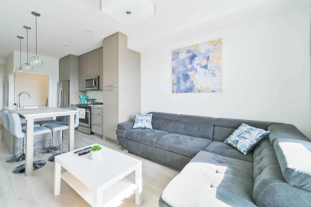 Whether you’re travelling solo or with others, this beautiful open concept layout is convenient and contemporary. Everything you need is all just steps away. 