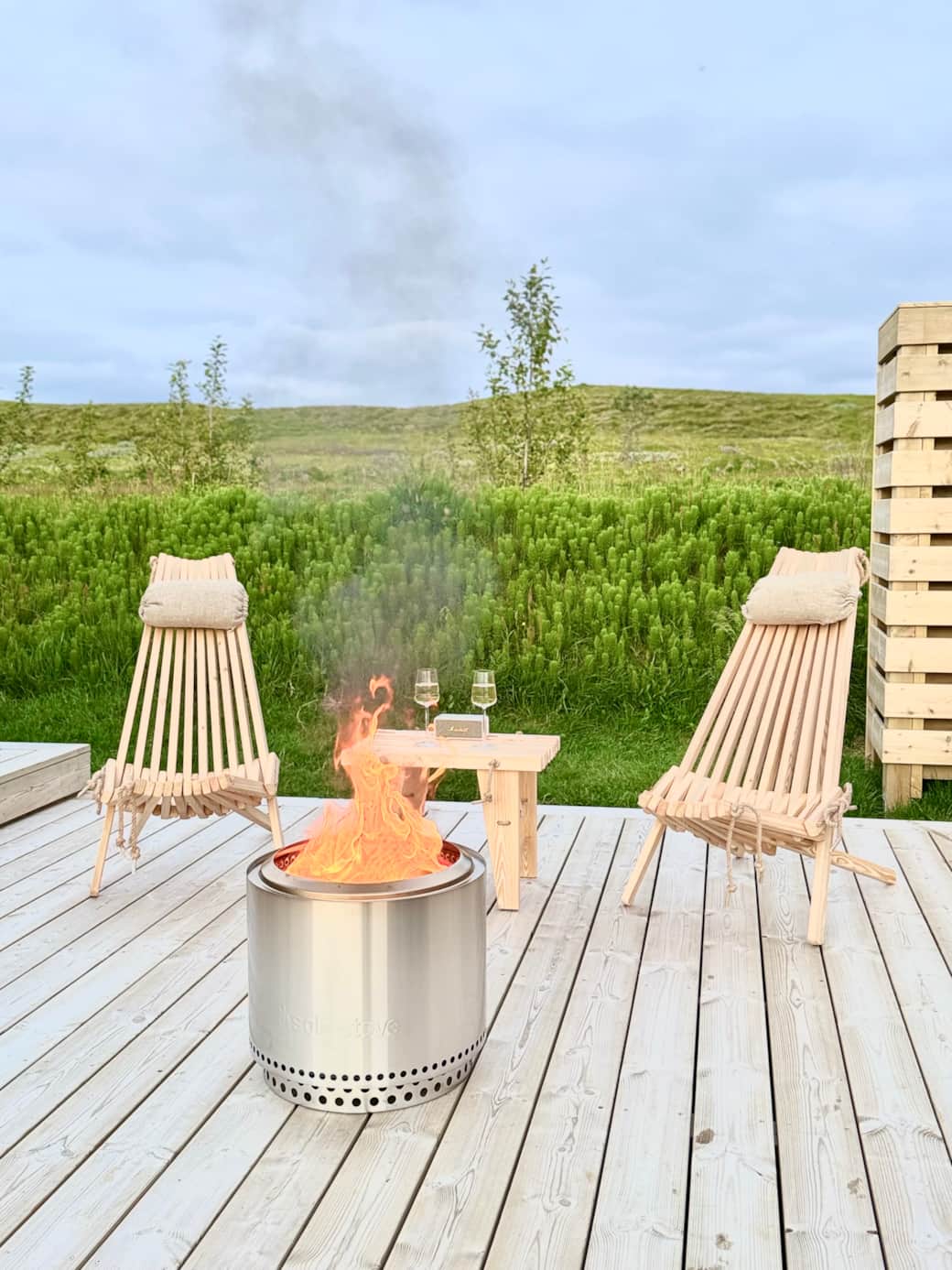 Create cozy moments by the fire and enjoy the inviting outdoor space. Create cozy moments by the fire and enjoy the inviting outdoor space.