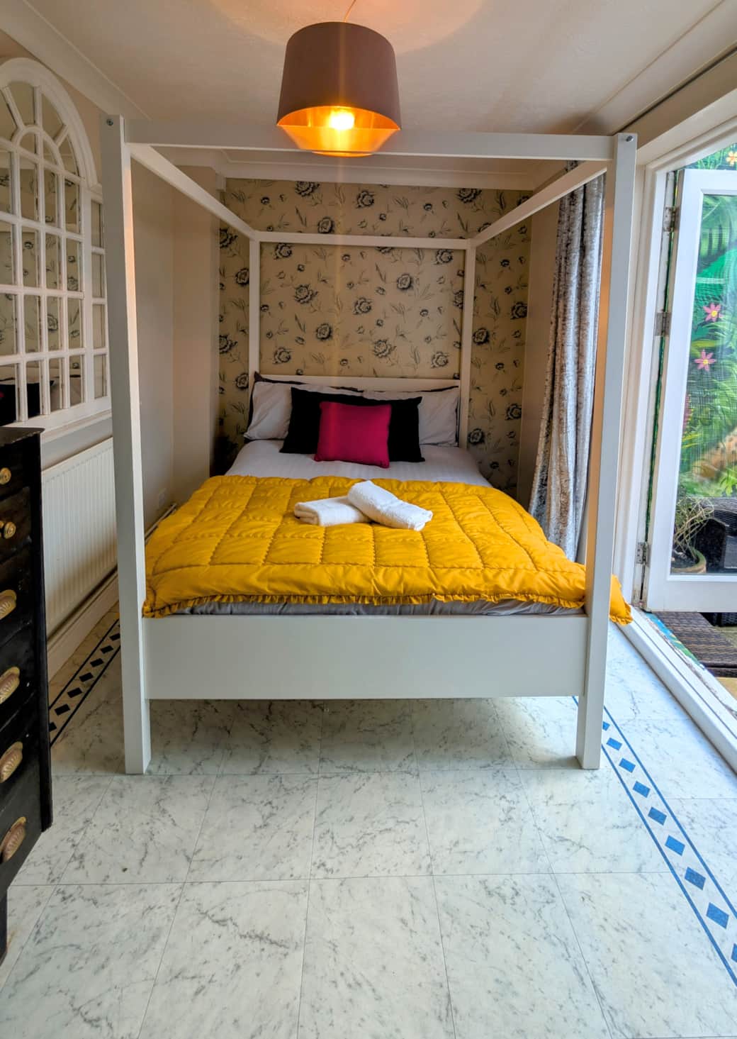 4 Poster bed 