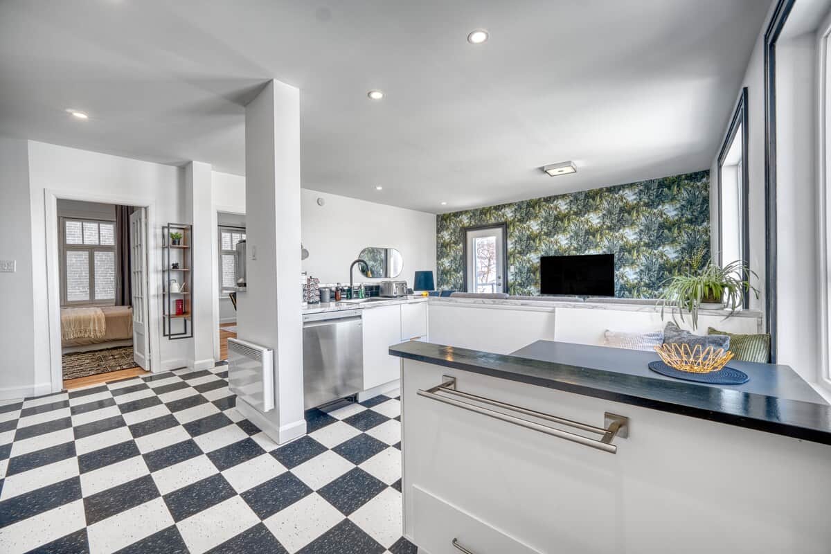 Cuisine complètement équipée et fonctionnelle, tous les ustensiles et accessoires essentiels. Comptoir style bistro doté d'un breakfast nook, petit coin repas. Ainsi qu'un espace salle à manger.  Avec une magnifique vue sur le Château et le Fleuve.