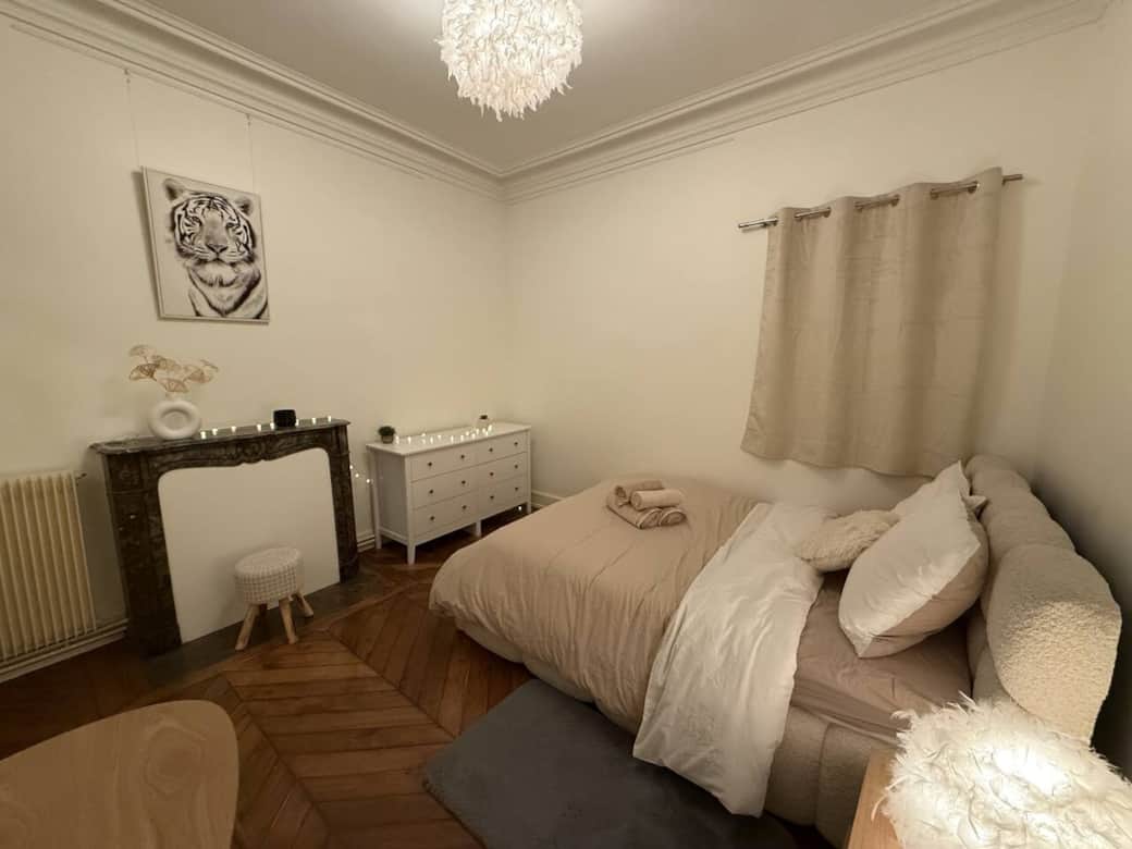 Chambres spacieuses et lumineuses pour des nuits paisibles en hyper-centre.