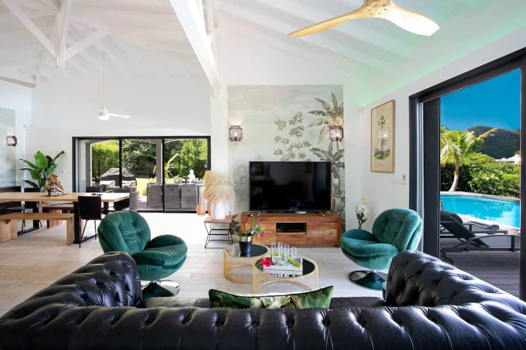 Living room with smart TV and direct access to the terrace Saba