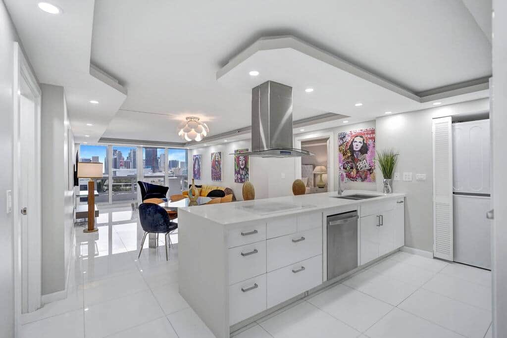 Fully equipped kitchen with washer/dryer