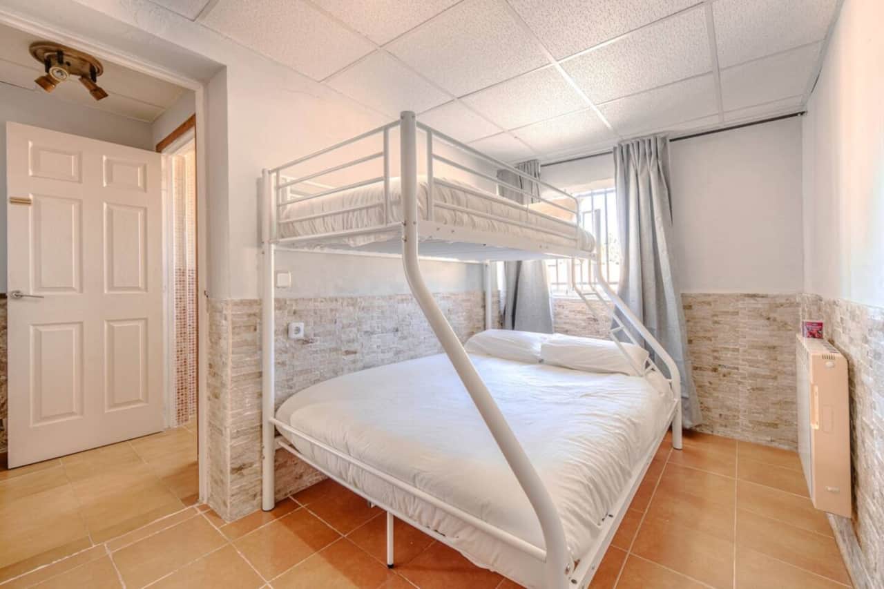 Dormitorio 2 con cama tren: matrimonio abajo e individual arriba.