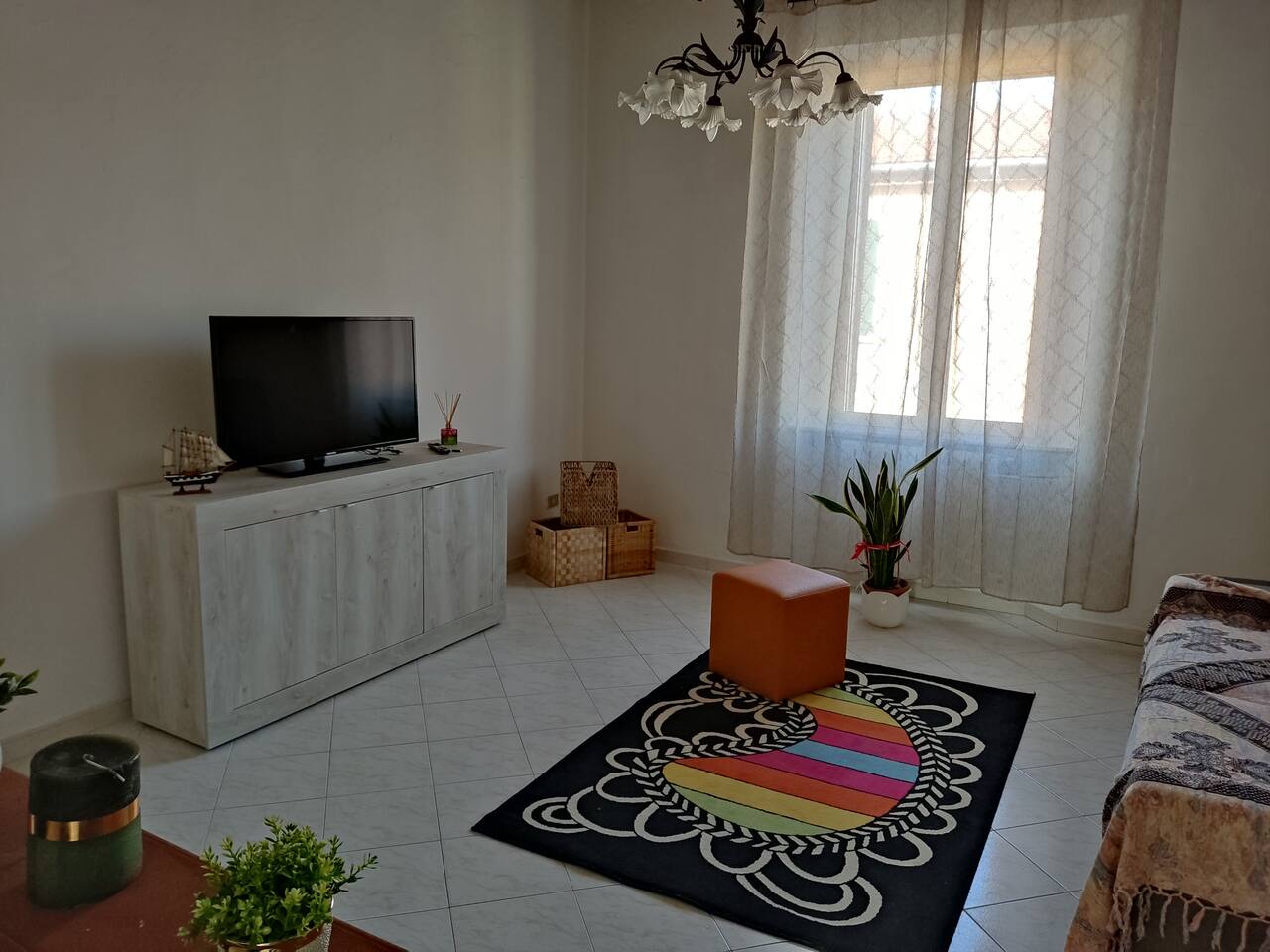 Salotto con divano e TV