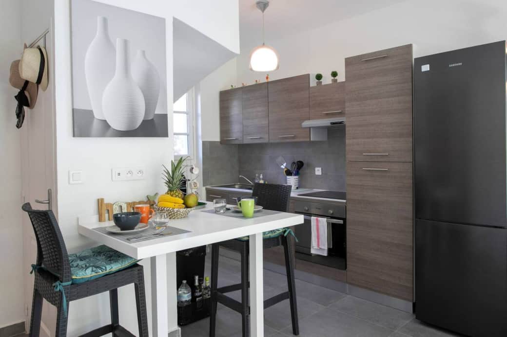 Open kitchen with small dining area Silove