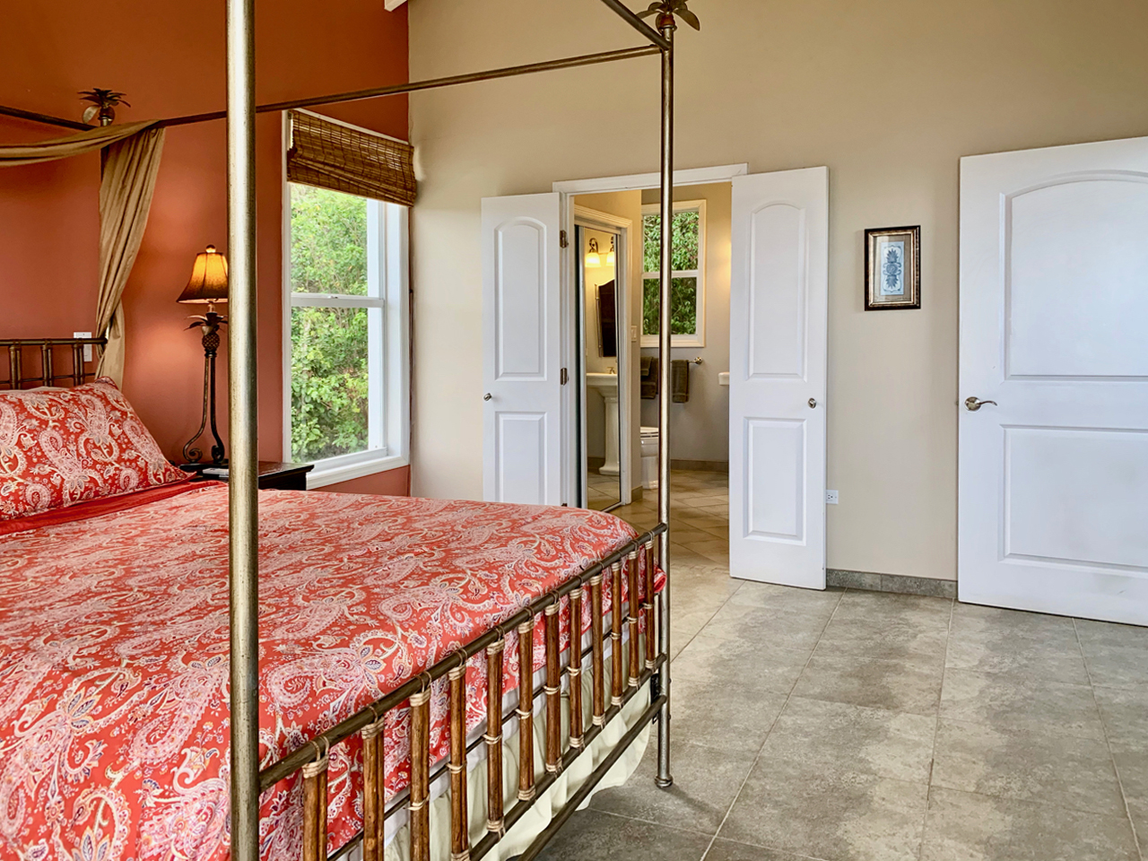 Full en suite bedroom on upper level