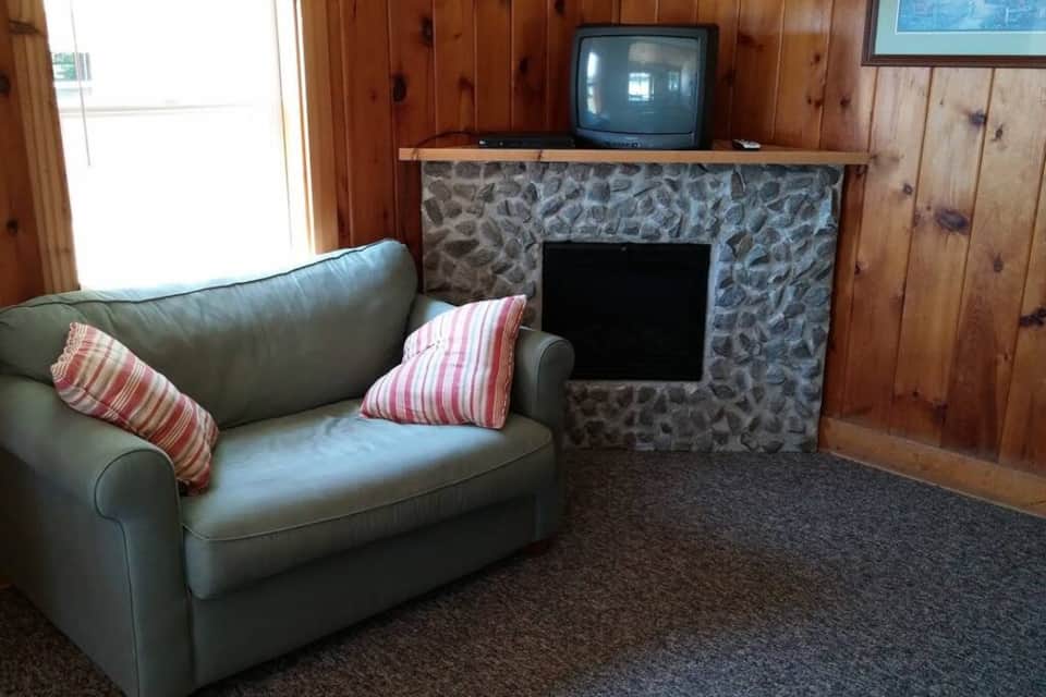 Osprey Lakeside cottage WIFI, kitchen Vacation Home in Phillips