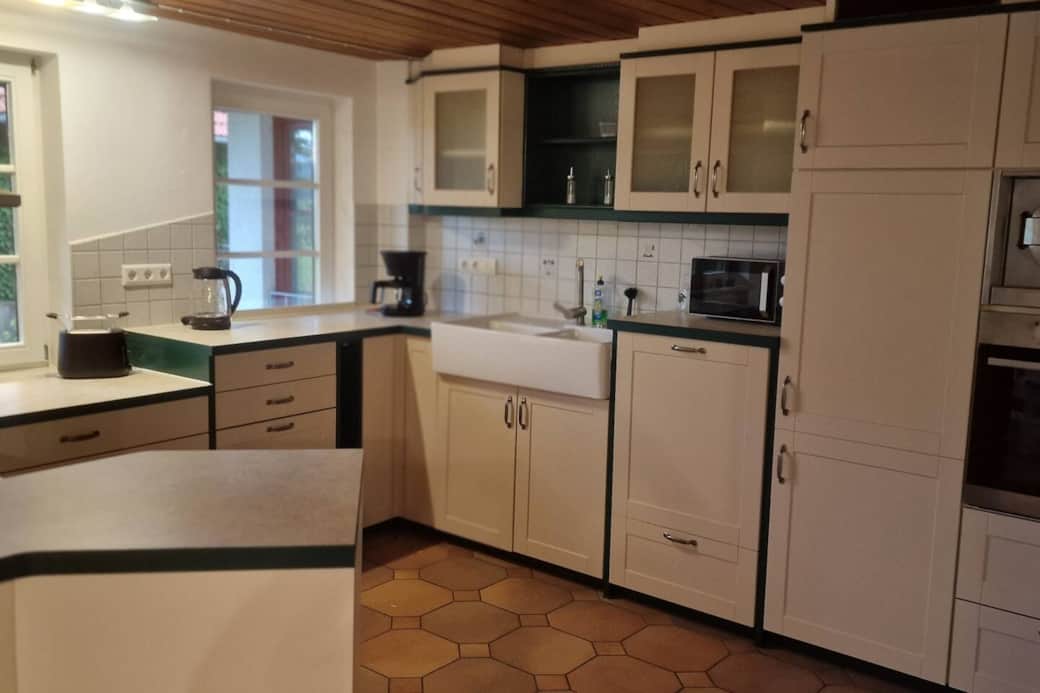 Voll ausgestattete Küche mit Essbereich in der Ferienwohnung Beckenhölzle Voll ausgestattete Küche mit Essbereich in der Ferienwohnung Beckenhölzle