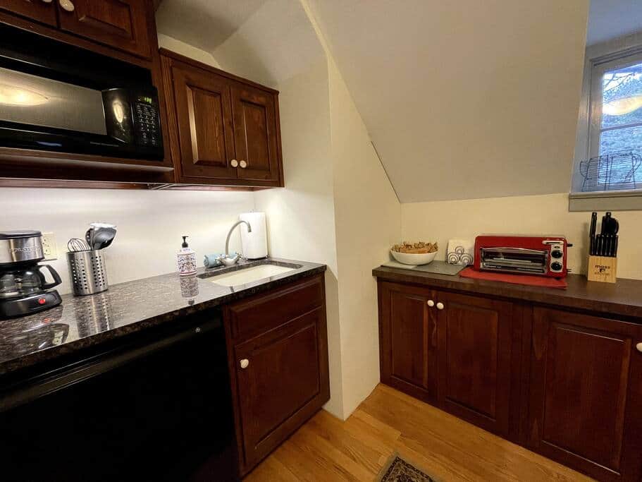 FULLY EQUIPPED KITCHENETTE