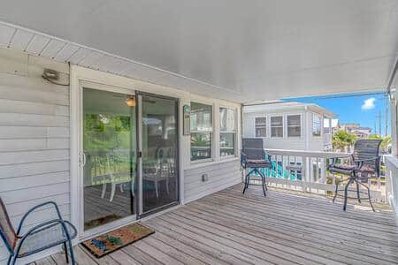 ☕ Spacious covered deck with seating — perfect for morning coffee or evening cocktails