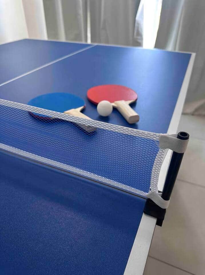 Contamos con una mesa de Ping Pong. En el departamento. En la sala. 