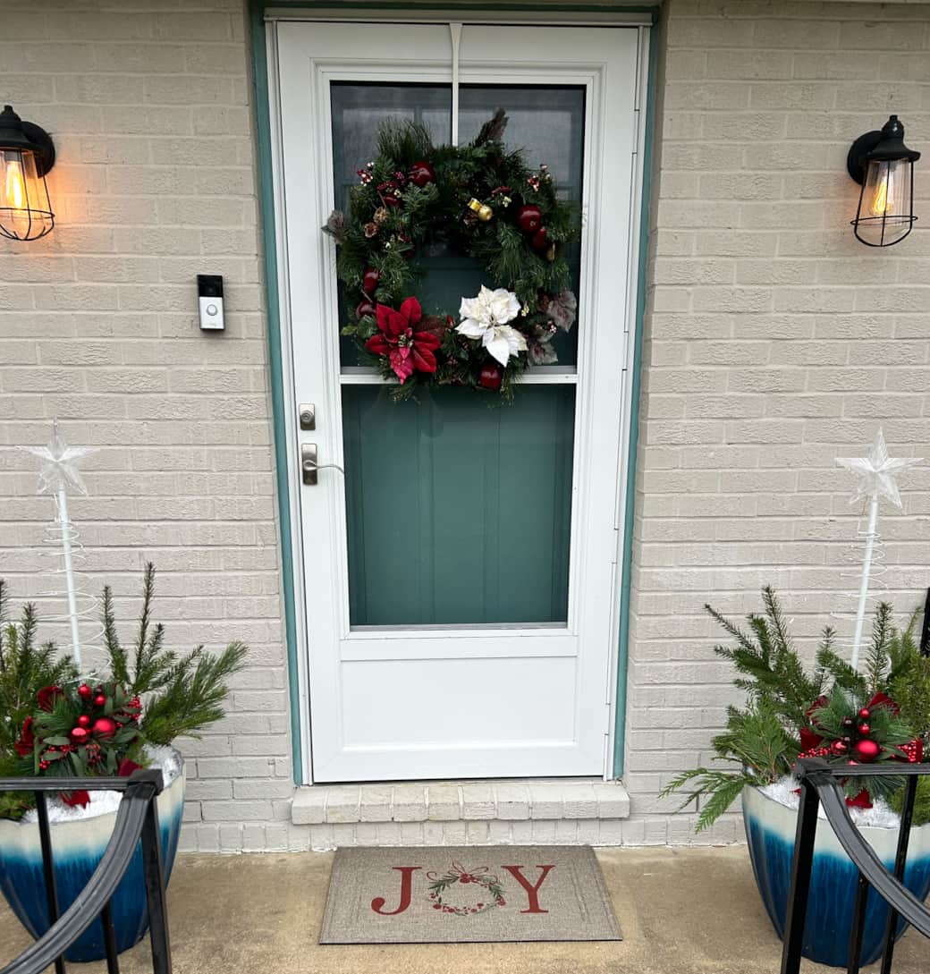 The Christmas decorations may be removed at guest's request, with 72 hours advance notice.