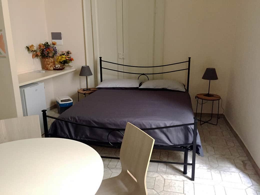 camera architetto con letto matrimoniale e tavolo