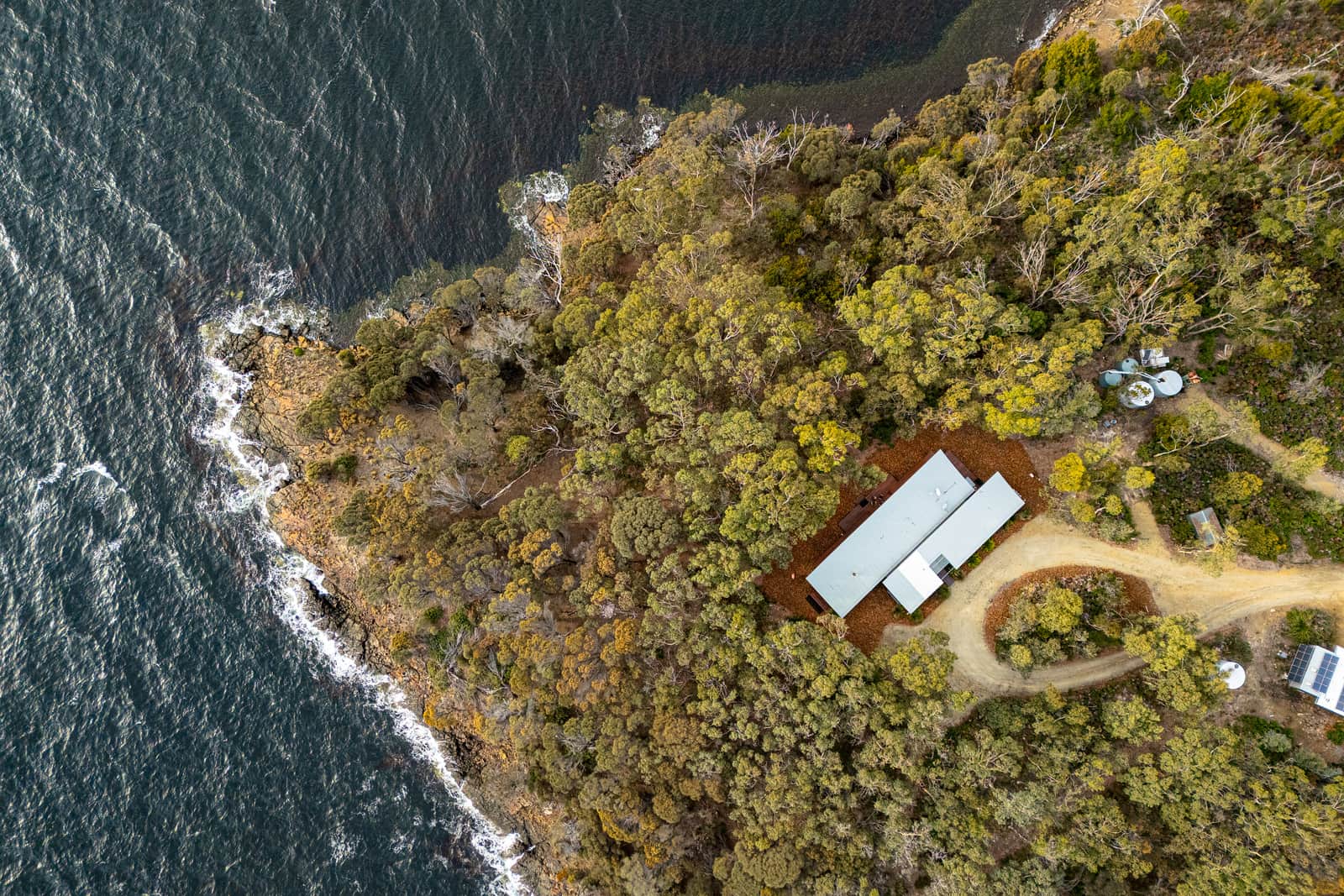 Bruny Bay House~ luxurious escape between two bays!