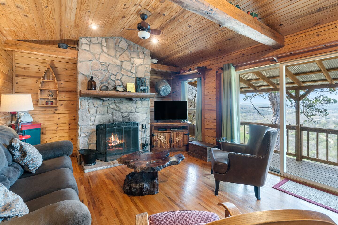 Sleeps 6, Hot Tub, River Views