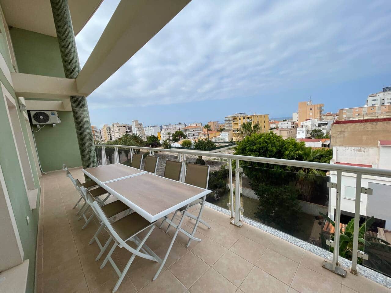 Terraza con mesa larga y vistas al pueblo