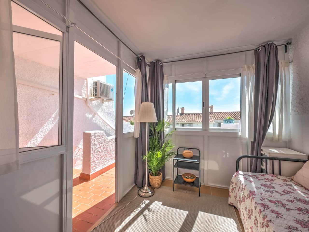 Habitación y salida a terraza 2
