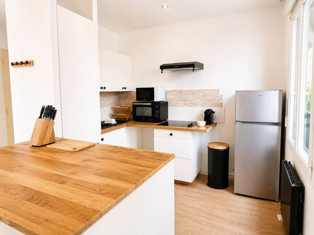 Cuisine moderne avec îlot central, parfaite pour séjour confortable