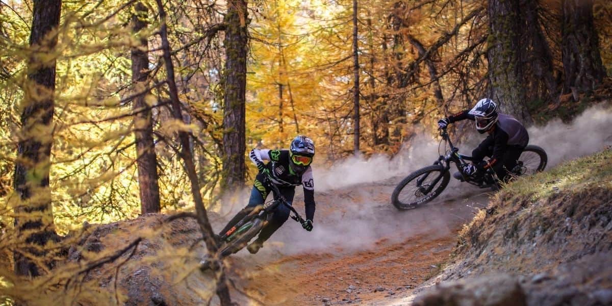 VTT en dérapage dans les mélèzes dorés du Bike Park de Serre Chevalier Vallée en automne